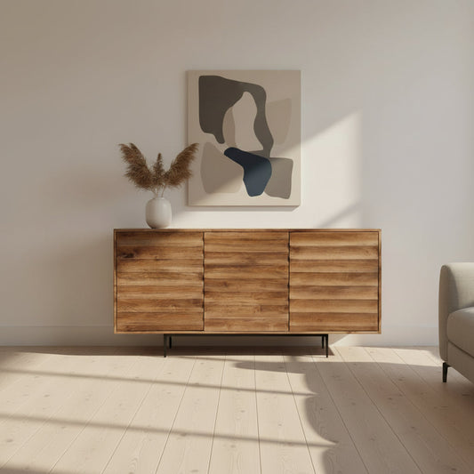 Buffet Florence en manguier massif avec portes sculptées à la main et piètement métal noir dans un intérieur contemporain