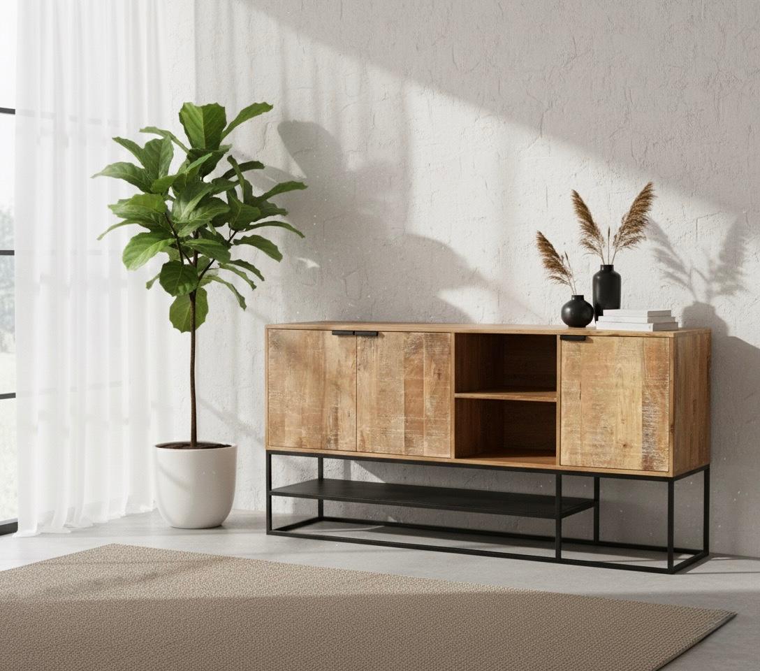 Buffet en bois de manguier massif avec piétement métallique noir dans un intérieur contemporain lumineux